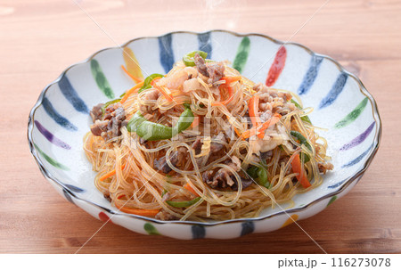 春雨を炒めた伝統的な韓国料理　チャプチェ　（ 雑菜 ） 116273078