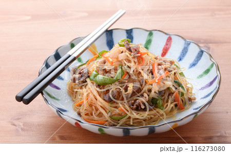 春雨を炒めた伝統的な韓国料理　チャプチェ　（ 雑菜 ） 116273080