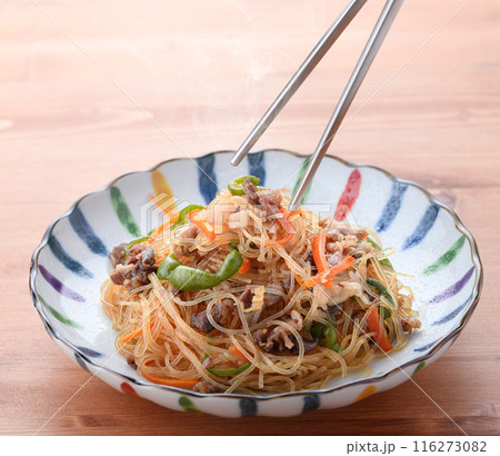 春雨を炒めた伝統的な韓国料理　チャプチェ　（ 雑菜 ） 116273082