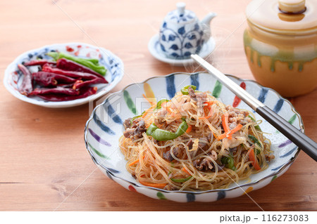 春雨を炒めた伝統的な韓国料理　チャプチェ　（ 雑菜 ） 116273083