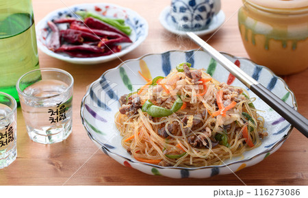 春雨を炒めた伝統的な韓国料理　チャプチェ　（ 雑菜 ） 116273086