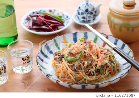 春雨を炒めた伝統的な韓国料理　チャプチェ　（ 雑菜 ） 116273087