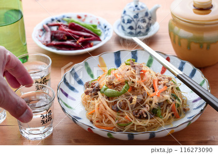 春雨を炒めた伝統的な韓国料理　チャプチェ　（ 雑菜 ） 116273090