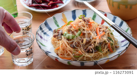 春雨を炒めた伝統的な韓国料理　チャプチェ　（ 雑菜 ） 116273091