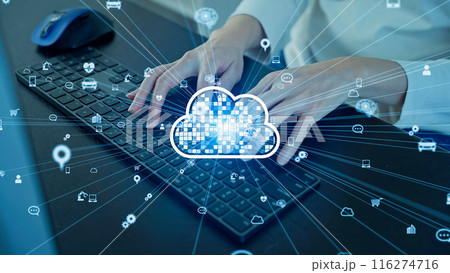 パソコンを使う女性とクラウドコンピューティング 116274716