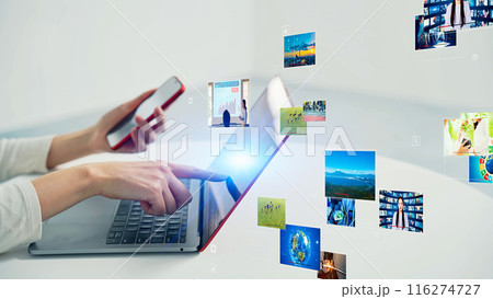 スマホとパソコンを使う女性と映像ネットワーク 116274727