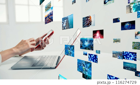 スマホとパソコンを使う女性と映像ネットワーク 116274729