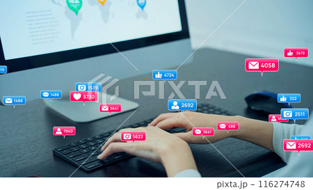 パソコンを使う女性とSNSイメージ パソコンを使う女性とSNSイメージ 116274748