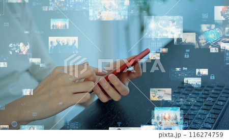 スマホで映像を見る女性 116274759