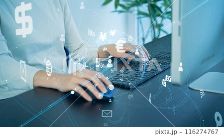 パソコンを使う女性とネットワークイメージ 116274767