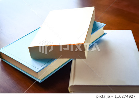 机の上に置かれた本 116274927