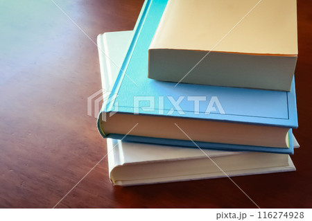 積み重なった本 積み重なった本 116274928