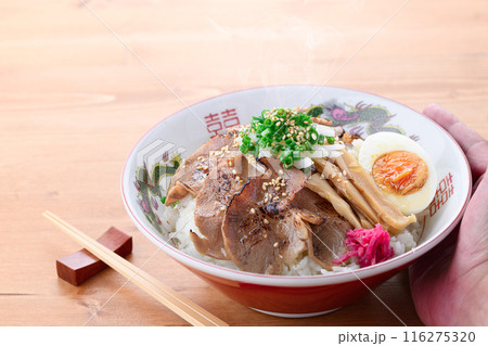チャーシュー丼　ラーメン屋さんの定番メニュー　家庭でも手軽に作れる人気の丼料理 116275320