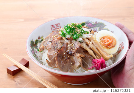 チャーシュー丼　ラーメン屋さんの定番メニュー　家庭でも手軽に作れる人気の丼料理 116275321