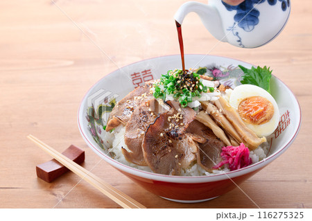 チャーシュー丼　ラーメン屋さんの定番メニュー　家庭でも手軽に作れる人気の丼料理 116275325