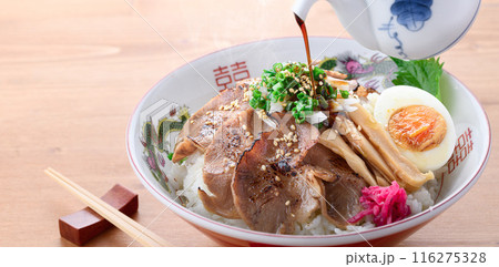 チャーシュー丼　ラーメン屋さんの定番メニュー　家庭でも手軽に作れる人気の丼料理 116275328