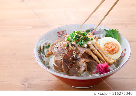 チャーシュー丼　ラーメン屋さんの定番メニュー　家庭でも手軽に作れる人気の丼料理 116275340