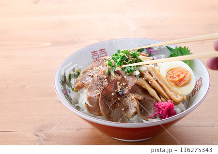 チャーシュー丼　ラーメン屋さんの定番メニュー　家庭でも手軽に作れる人気の丼料理 116275343
