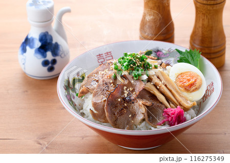 チャーシュー丼　ラーメン屋さんの定番メニュー　家庭でも手軽に作れる人気の丼料理 116275349