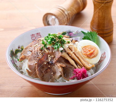 チャーシュー丼　ラーメン屋さんの定番メニュー　家庭でも手軽に作れる人気の丼料理 116275352