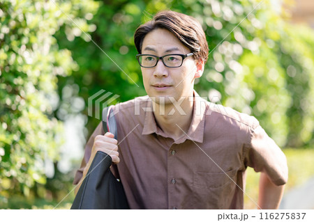 走る男性 116275837