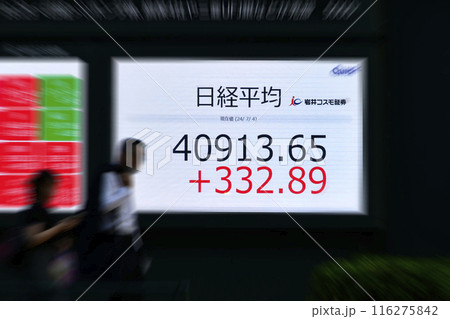 日本の東京都市景観 4万円突破の日経平均を更新4万913円65銭…株価ボード/終値＝4日、日本橋兜町 116275842