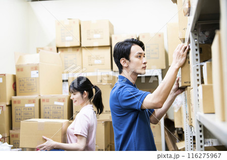 倉庫で働く若い男性 116275967