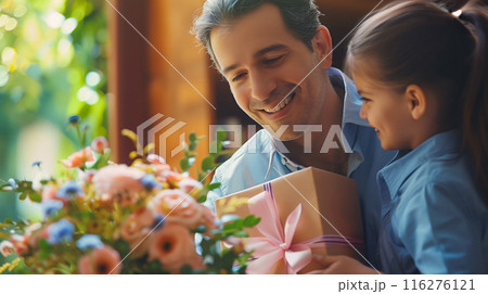 贈り物の交換を楽しむ父と娘、父親の愛を表すイメージ 116276121