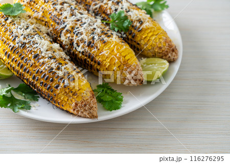 barbecue and grilled corn with cheese and lime 116276295