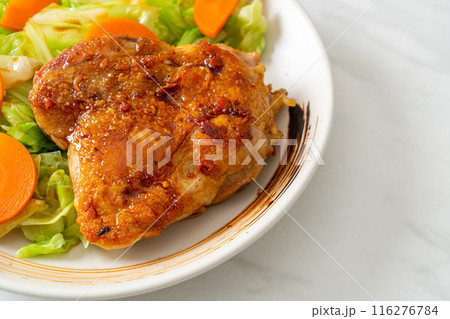teppanyaki chicken steak with cabbage and carrot 116276784