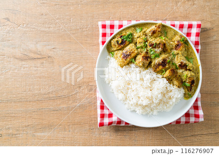 Afghani chicken in green curry or Hariyali tikka chicken hara masala with rice 116276907