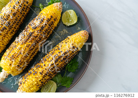 barbecue and grilled corn with cheese and lime 116276912