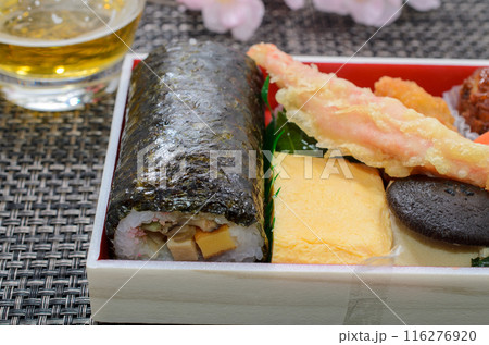 恵方巻を節分弁当でいただく 116276920