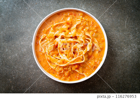 fettuccine pasta with creamy tomato sauce 116276953