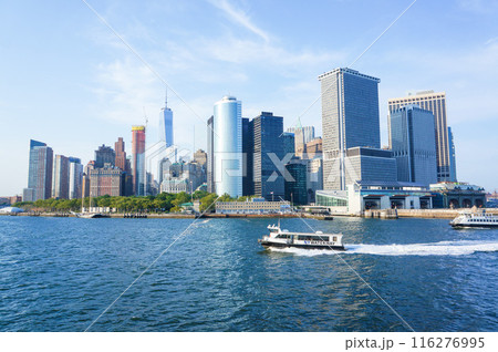 マンハッタンとフェリーが一緒に写る風景 116276995