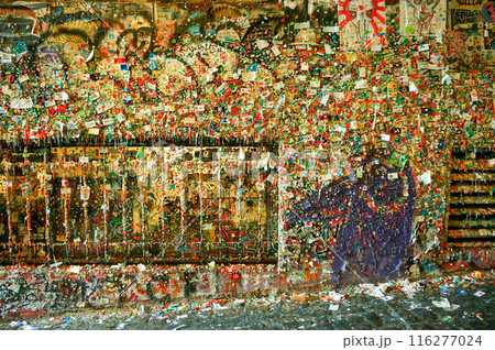 ガムで汚された壁の風景 116277024