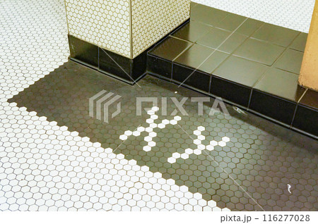 トイレの入口の男性側サイン トイレの入口の男性側サイン 116277028