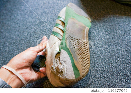使い古して穴があいた靴 116277043