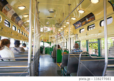 サンフランシスコのバスの中の様子 サンフランシスコのバスの中の様子 116277081