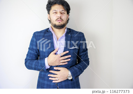 体調不良のスーツを着た男性 116277373