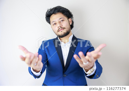 カメラに向かって手を広げるスーツの男性 116277374