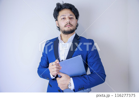 ノートパソコンを持つハンサムなビジネスマン ノートパソコンを持つハンサムなビジネスマン 116277375