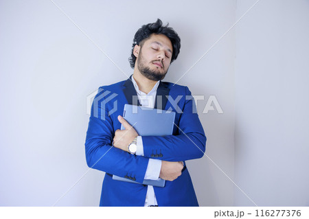 ノートパソコンを抱えて意気消沈するビジネスマン 116277376