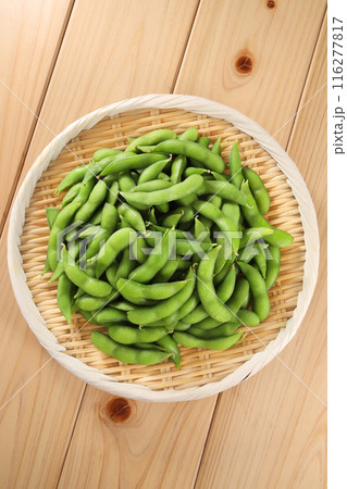 ザルに盛られた新鮮な枝豆 116277817