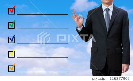 TO DO LIST+OKポーズの若きビジネスマン 116277905