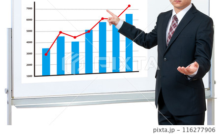 プレゼンする若きビジネスマン 116277906