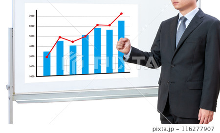 プレゼンでガッツポーズの若きビジネスマン 116277907
