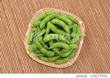 ザルに盛られた新鮮な枝豆 ザルに盛られた新鮮な枝豆 116277919