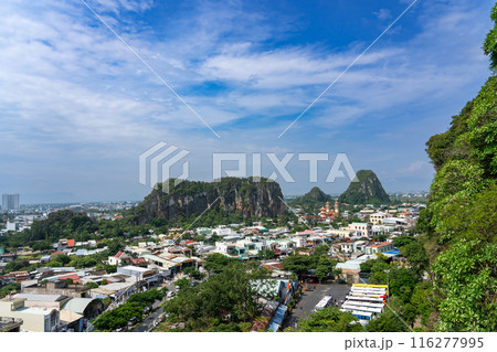 ベトナムダナンのマーブルマウンテンと呼ばれる大理石で出来ている五行山 116277995