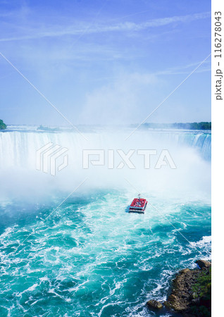 ナイアガラの滝の近くまでボートで行くアトラクション 116278043
